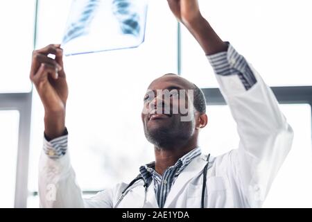 Close up de l'homme attentionné que contrôle de résultat Banque D'Images