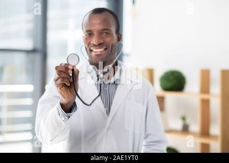 Ravi positive de la santé posant sur camera Banque D'Images