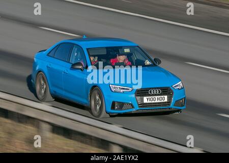 2019 Audi A4 S Line TDI Noir ED 40;voiture floue des déplacements à grande vitesse sur l'autoroute M61 ; ralentir la vitesse d'obturation de l'appareil photo d'exagérer le mouvement du véhicule Banque D'Images