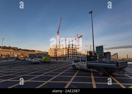 Cork City, Irlande - 2 décembre 2019: Nouveaux immeubles de bureaux construits sur Penrose Quay dans le cadre du projet Cork docklands, ville de Cork Banque D'Images