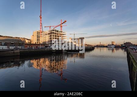 La ville de Cork, Irlande - 2 décembre 2019 : Nouveau bureau Bâtiments en construction sur Penrose Quay dans le cadre du projet des docks de Liège Banque D'Images