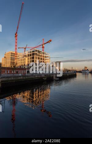 La ville de Cork, Irlande - 2 décembre 2019 : Nouveau bureau Bâtiments en construction sur Penrose Quay dans le cadre du projet des docks de Liège Banque D'Images