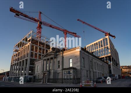 La ville de Cork, Irlande - 2 décembre 2019 : Nouveau bureau Bâtiments en construction sur Penrose Quay dans le cadre du projet des docks de Liège Banque D'Images