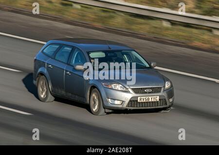 Déménagement floue car 2008 Ford Mondeo Tdci Zetec 125 déplacements à grande vitesse sur l'autoroute M61 vitesse de l'obturateur lent mouvement du véhicule Banque D'Images