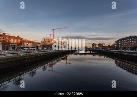 Cork City, Irlande - 2 décembre 2019: Nouveaux immeubles de bureaux construits sur Penrose Quay dans le cadre du projet Cork docklands, ville de Cork Banque D'Images