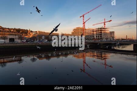 La ville de Cork, Irlande - 2 décembre 2019 : Nouveau bureau Bâtiments en construction sur Penrose Quay dans le cadre du projet des docks de Liège Banque D'Images