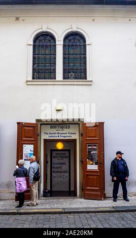 Deux personnes âgées touristes et un garde de sécurité à l'extérieur entrée de Klausen Synagogue, quartier juif de Prague en République tchèque. Banque D'Images