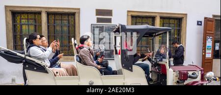 Les touristes chinois à visiter un classique vintage voiture dehors Klausen synagogue, quartier juif de Prague en République tchèque. Banque D'Images