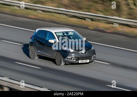 Déménagement floue voiture X50VAP Renault Captur S Dynamique Nav des déplacements à grande vitesse sur l'autoroute M61 vitesse de l'obturateur lent mouvement du véhicule Banque D'Images