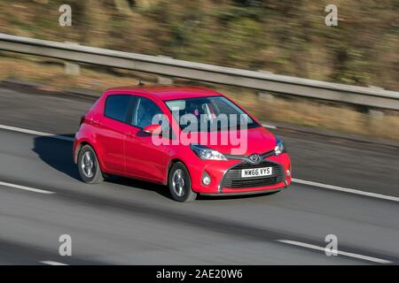 Déménagement floue voiture Toyota Yaris VVT-i l'icône des déplacements à grande vitesse sur l'autoroute M61 vitesse de l'obturateur lent mouvement du véhicule Banque D'Images