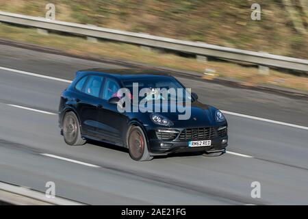 Déménagement floue voiture PORSCHE Cayenne des déplacements à grande vitesse sur l'autoroute M61 vitesse de l'obturateur lent mouvement du véhicule Banque D'Images