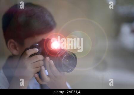 Kid de prendre une photographie avec son appareil photo Banque D'Images