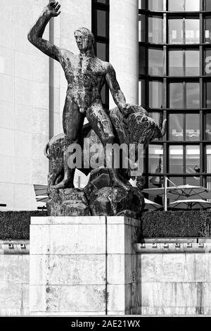 Sculpture de (Hercules) Heracles qui tape un buffle au (Palais de Chaillot), Trocadéro, Paris, France Banque D'Images