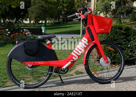 PARIS, FRANCE : 3 octobre 2019 : Le vélo électrique sauter par Uber, garée près de la Tour Eiffel à Paris, France. Banque D'Images