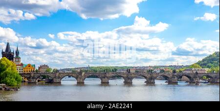 Vltava River et Old Town Bridge Tower, Charles Bridge Prague République tchèque. Banque D'Images