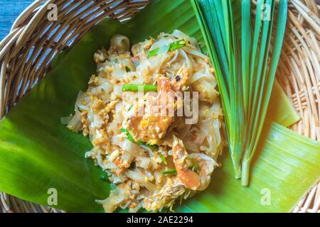 Bâtonnets de Riz frit aux crevettes ou de nouilles de riz sautées aux crevettes (Thai Nom est appelé Pad Thaï Goong Sod) avec de l'ail la ciboulette sur feuille de bananier dans ratt Banque D'Images