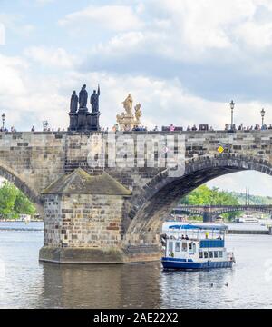 Bateau de tourisme Adria en passant sous des voûtes gothiques du pont Charles Bridge Prague Vltava au République tchèque. Banque D'Images