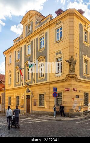 Les gens en passant devant le bureau de liaison de l'État libre de Saxe dans Petite Ville Prague République tchèque. Banque D'Images