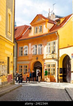 Les gens qui marchent le long d'une rue pavée de Lesser Town Prague République tchèque. Banque D'Images