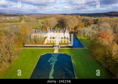 La France, l'Essonne, le Parc Naturel Régional du Gatinais Francais, Courances, Château de Courances avec le parc (vue aérienne) // France, Essonne (91), le parc na Banque D'Images