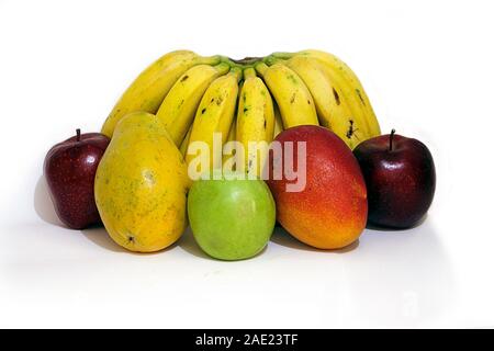 Divers Fruits. La papaye, pomme, pomme verte, mangue et banane isolé dans un fond blanc Banque D'Images