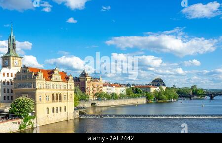 Bedřich Smetana Museum et Klub Lávka sur le quai de la Vltava Prague République tchèque. Banque D'Images