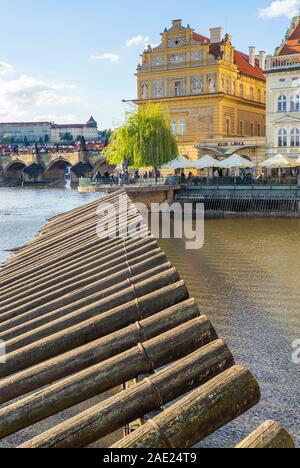 Grumes en bois fixée à un barrage dans la rivière Vltava et Lavka club et Bedřich Smetana Museum Prague République Tchèque Banque D'Images