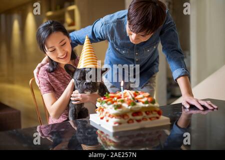 Les jeunes couples célébrant l'anniversaire de chien Banque D'Images