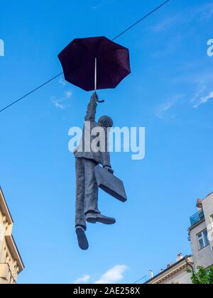 Sculpture légère incertitude homme tenant un parapluie porte-documents et suspendue au-dessus de la rue par Michal Trpák sculpteur Nouvelle Ville Prague République tchèque. Banque D'Images