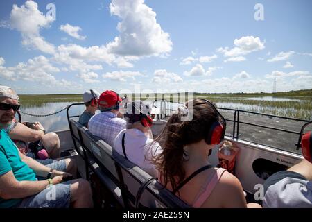 Les touristes avec oreilles à bord Boggy Creek d'aéroglisseur lac Tohopekaliga central florida usa Banque D'Images