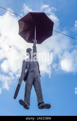 Sculpture légère incertitude homme tenant un parapluie porte-documents et suspendue au-dessus de la rue par Michal Trpák sculpteur Nouvelle Ville Prague République tchèque. Banque D'Images