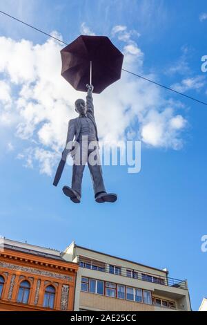 Sculpture légère incertitude homme tenant un parapluie porte-documents et suspendue au-dessus de la rue par Michal Trpák sculpteur Nouvelle Ville Prague République tchèque. Banque D'Images