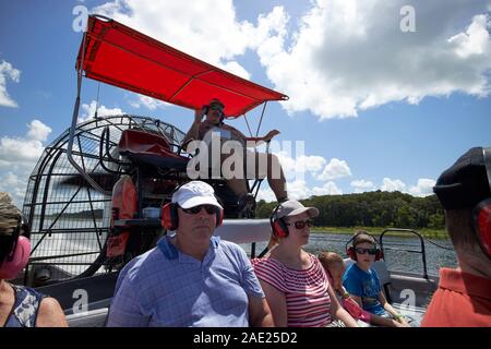 Passagers et conducteur à bord airboat Boggy Creek d'aéroglisseur lac Tohopekaliga central florida usa Banque D'Images