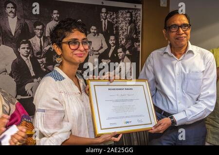 Mumbai, Maharashtra, Inde, 2015, galerie d'art, exposition de photographies, exposition de photographies, Jehangir Art Gallery, Kiran Rao remise du prix à Jagdish Agarwal Banque D'Images