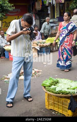 Mumbai, Maharashtra, Inde, 2015, Jagdish Agarwal prenant une photo Banque D'Images