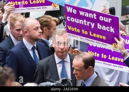 Parti pour l'indépendance du Royaume-Uni (UKIP) Leader Nigel Farage le lancement d'une nouvelle affiche de l'Union européenne. St John's Smith Square, Londres l'affiche fait partie de la Banque D'Images