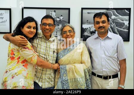 Mumbai, Maharashtra, Inde, 2015, galerie d'art, exposition de photographies, exposition de photographies, Galerie d'art Jehangir, famille Jagdish Agarwal Banque D'Images