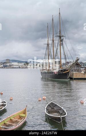 OSLO, Norvège - 21 juillet 2019 : voile historique navire amarré sous un ciel nuageux, tourné par temps nuageux lumière d'été lumineux le 21 juillet 2019 à Oslo, N Banque D'Images