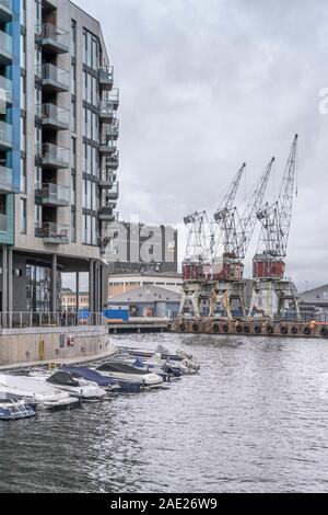 OSLO, Norvège - 21 juillet 2019 : canal de vieilles grues et d'architecture contemporaine à la rénovation urbaine Tjuvholmen neighborough , tourné par temps nuageux s lumineux Banque D'Images