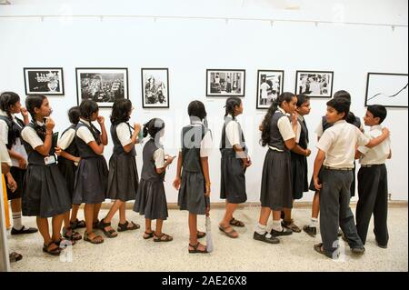 Mumbai, Maharashtra, Inde, 2015, galerie d'art, exposition de photographies, exposition de photographies, Jehangir Art Gallery, étudiants Banque D'Images