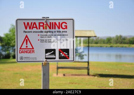 Panneau d'avertissement de crocodile pour observation de crocodiles récentes dans ce domaine. Photo prise près de Kununurra, Australie occidentale, Australie. Banque D'Images