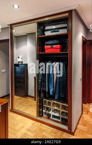 Armoire intégrée ouverte avec portes miroir Banque D'Images