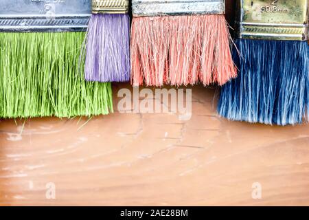 Close-up ensemble de vieille pant pinceaux sur fond de bois rustique. Pinceaux sales vintage. La tonalité de couleurs tendance de l'année 2017 2018 2019 2020 Banque D'Images