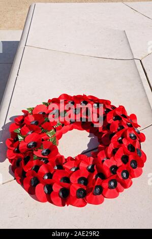 ALREWAS, UK - 21 MAI 2014 - Couronne de pavot dans le cercle intérieur de l'Armée, Mémorial National Memorial Arboretum, Alrewas, Staffordshire, Royaume-Uni, M Banque D'Images