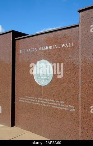 Le Mur commémoratif de Basra, National Memorial Arboretum, Alrewas, Staffordshire, Royaume-Uni. Banque D'Images