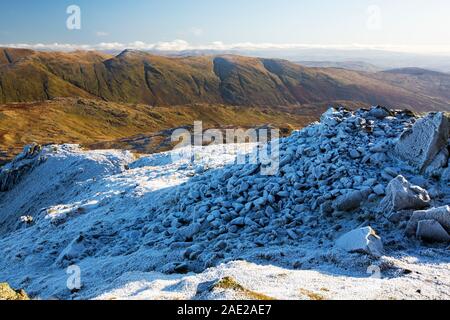 Regardant vers la lande de Kentmere éboulis rouge dans le Lake District UK, avec un gel dur. Banque D'Images