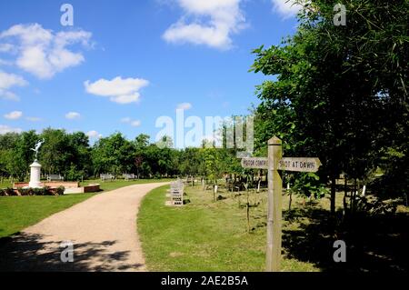 ALREWAS, UK - 21 MAI 2014 - Promenade à travers le site, National Memorial Arboretum, Alrewas, Staffordshire, Royaume-Uni, le 21 mai 2014. Banque D'Images