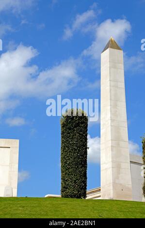 L'obélisque et le cercle intérieur de l'Armée, Mémorial National Memorial Arboretum, Alrewas, Staffordshire, Royaume-Uni. Banque D'Images