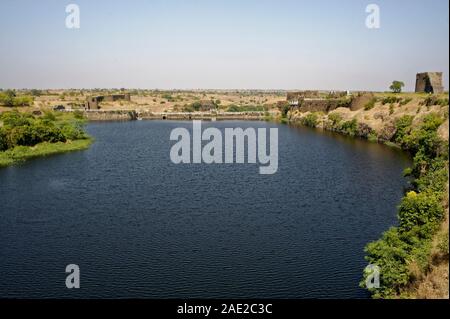 Réservoir d'eau de fort Naldurga et mur avec bastion Banque D'Images