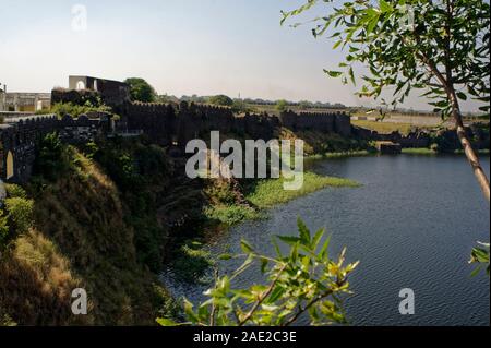 Réservoir d'eau de fort Naldurga et mur avec bastion Banque D'Images